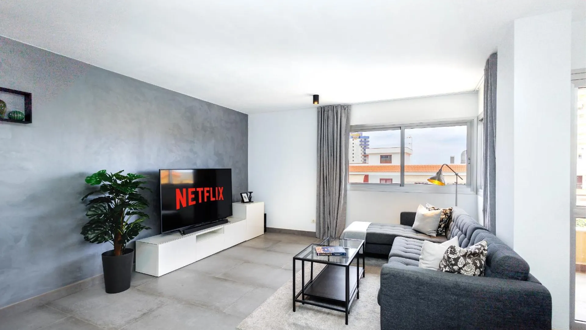 Kontakt z Modern 2 Bed Sea View Apartment Pool Access