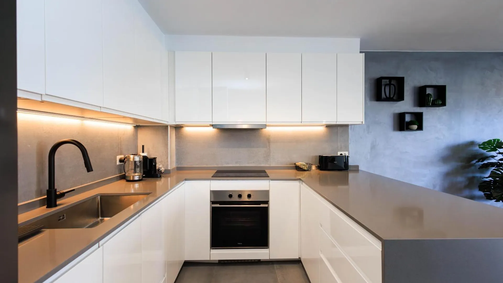 Modern 2 Bed Sea View Apartment Pool Access Costa Adeje  Spanje